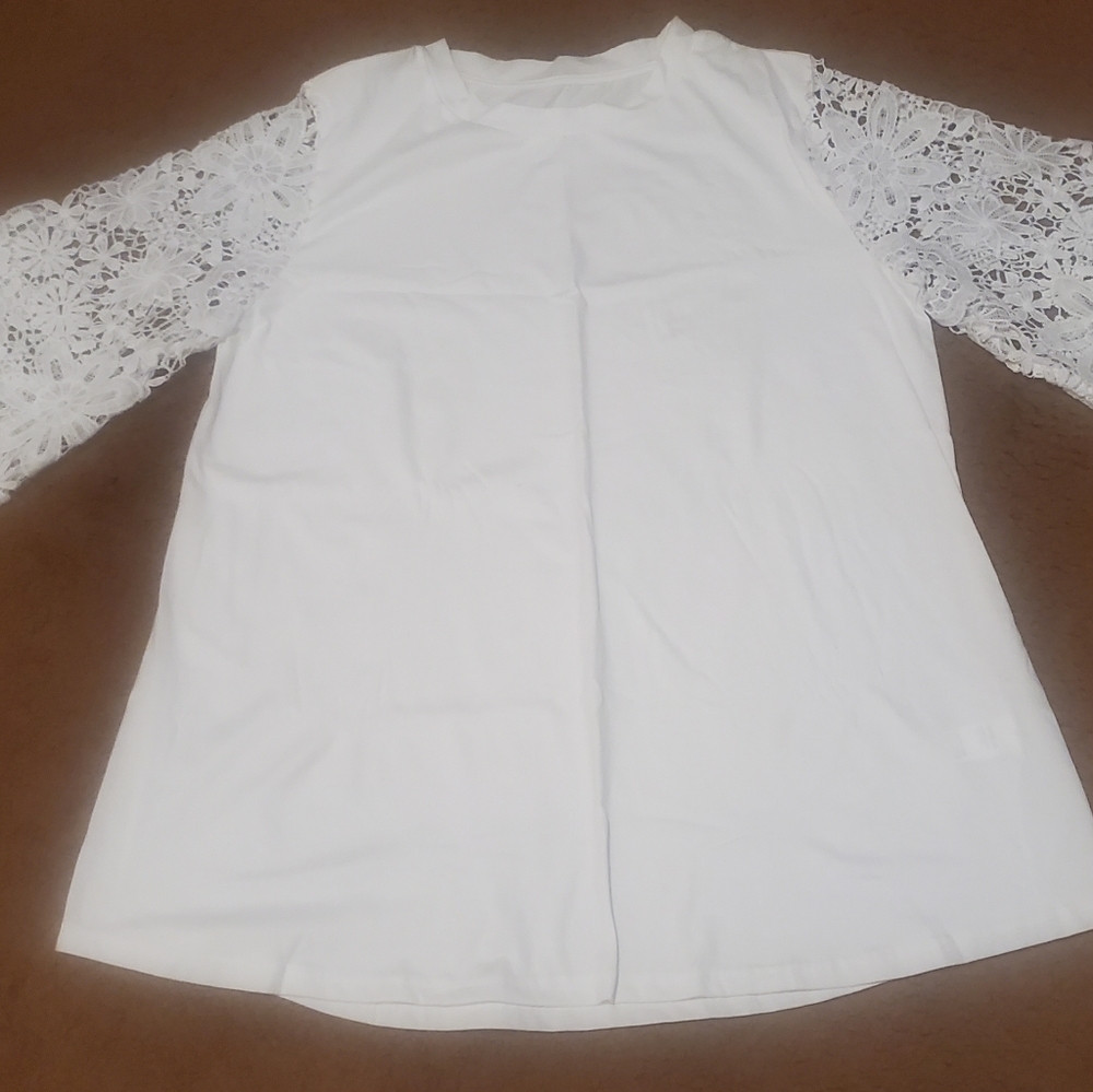 White tunic blouse. Size XL. Made of 95% polyester & 5% spandex.